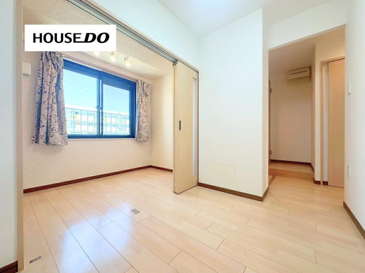 明るい内装でやさしい印象の洋室。家具配置もしやすく、寝室や子ども部屋にもおすすめです。