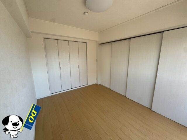 お掃除がしやすいフローリングの洋室です。