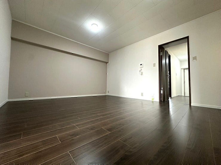 グレージュクロスが貼られたお部屋♪どんな家具でも合わせやすい◎