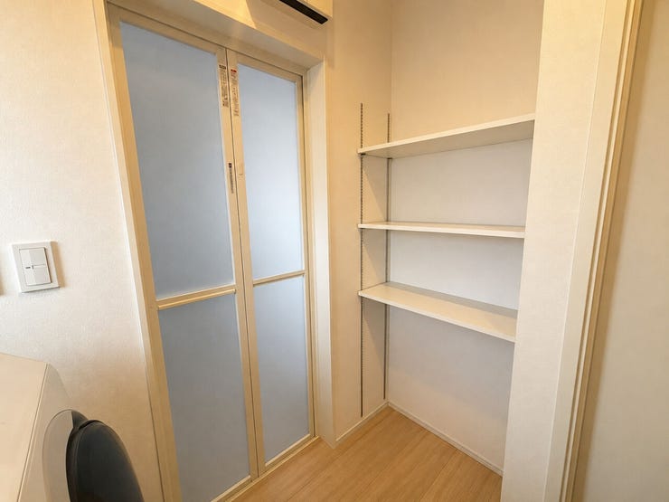◆洗面室にある可動棚収納です。タオルや衣類等を収納でき、スッキリと片付きます。
【画像はAI加工により荷物等を消去しています】