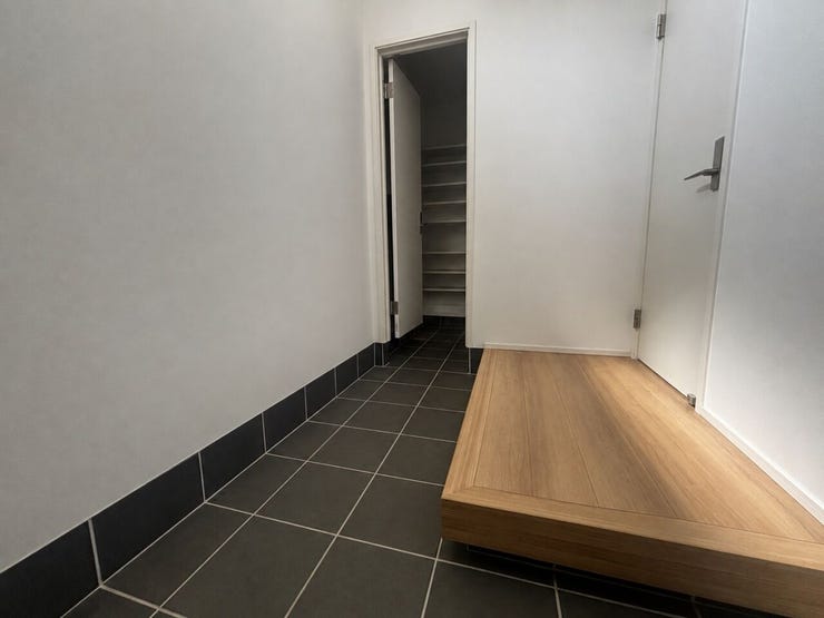 ◆シューズクロークに繋がる広々とした玄関は、来客があっても履物を見せることなく案内できます。玄関のインテリアも楽しめますね♪
【画像はAI加工により荷物等を消去しています】