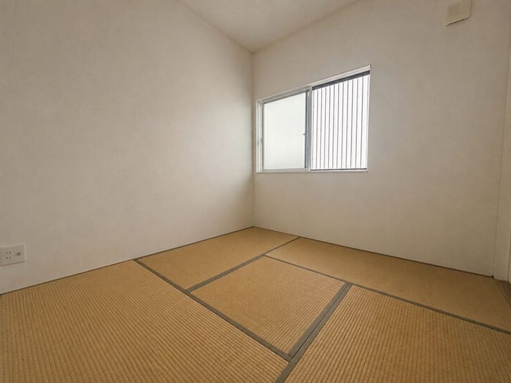 ◆1階の4.5帖の和室は押入収納付きで、寝室や客間など家族のライフスタイルに合わせた多目的な使い方が可能♪
【画像はAI加工により荷物等を消去しています】
