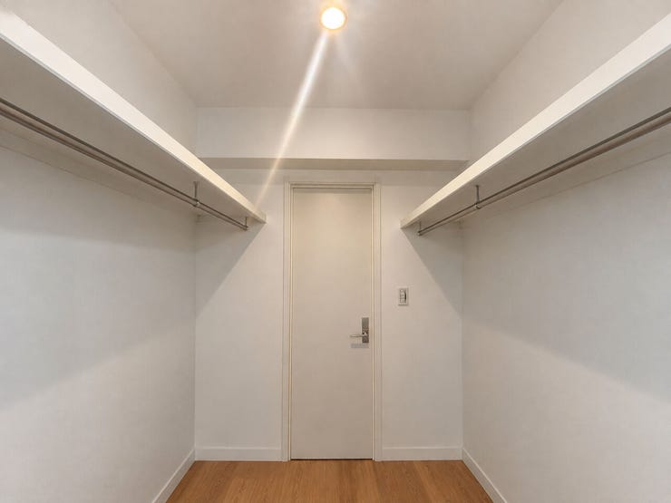 ◆2部屋から繋がるウォークインクローゼットは、バルコニーからの洗濯物をそのまま収納でき、効率よく家事をこなせる動線となっています。
【画像はAI加工により荷物等を消去しています】