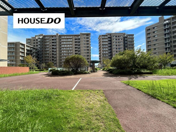 マンション敷地内には遊具のある広場やベンチ付きの憩いスペースを配置。敷地内には緑豊かな植栽と共用広場が広がり、
小さなお子様のいるご家庭にも嬉しい住環境。