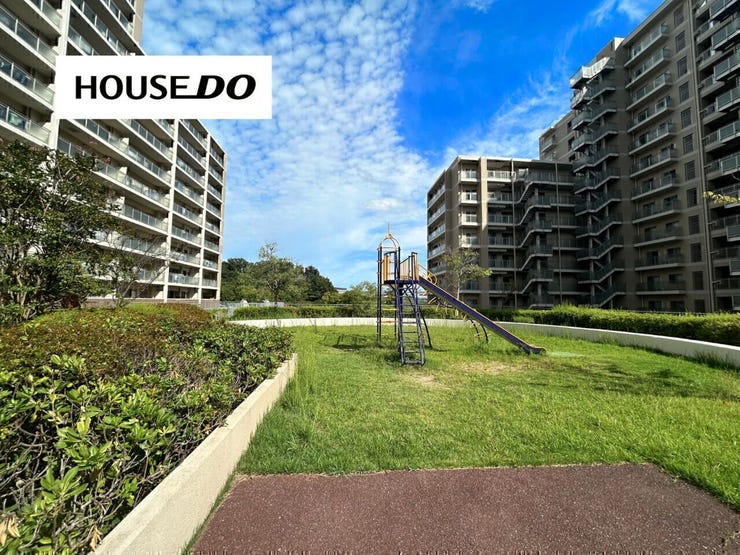 マンション敷地内には遊具のある広場やベンチ付きの憩いスペースを配置。
