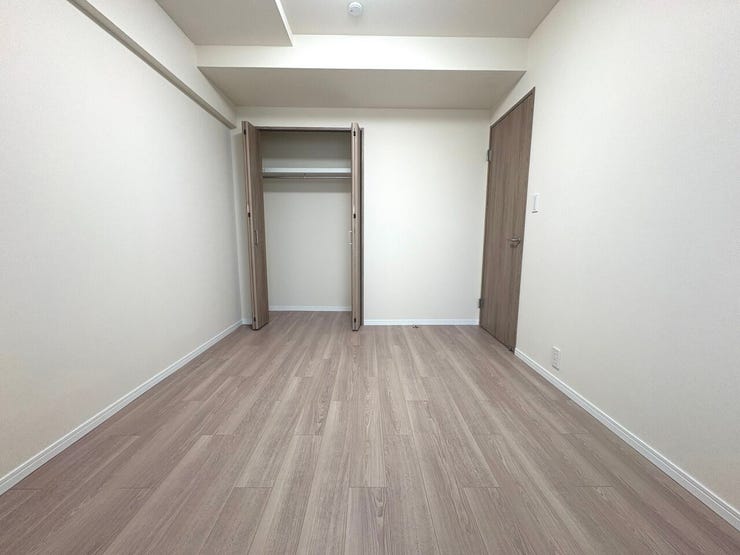 6帖の洋室。収納もついていて整理しやすお部屋です。