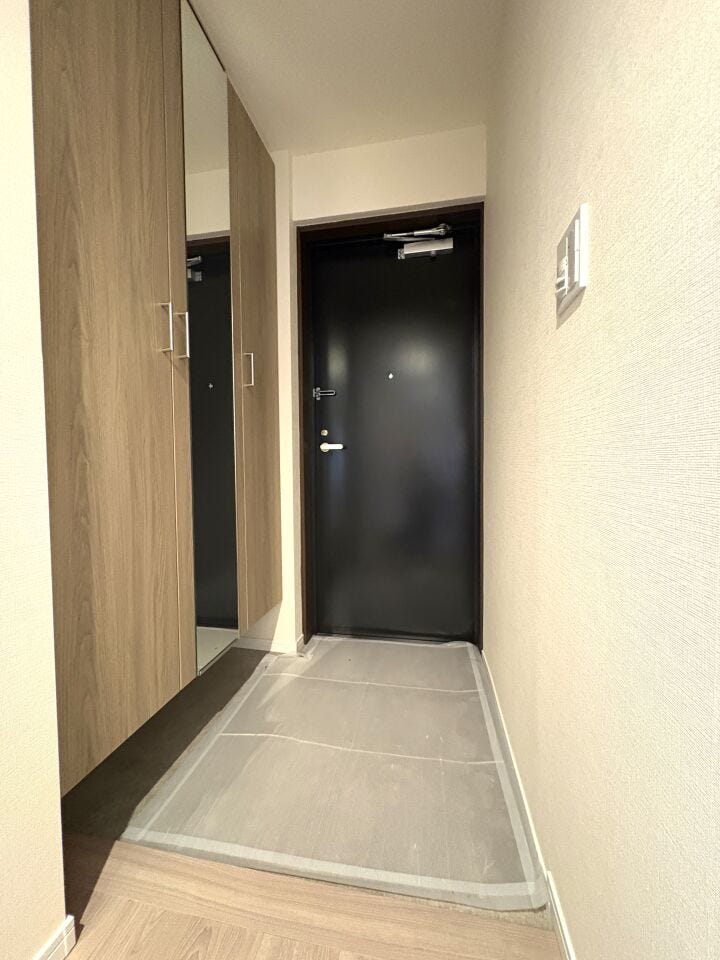 シューズボックスを設置した玄関。鏡付きでお出かけ前に身だしなみ確認もできますね。