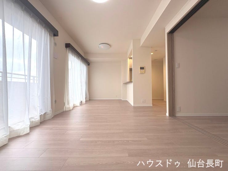 【リビング】
14.1帖の明るいリビングは、くつろぎ時間をより快適にしてくれますね。