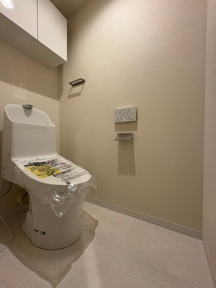 温水洗浄便座付トイレ。上部収納棚付きでペーパーや掃除用品の保管も可能です!