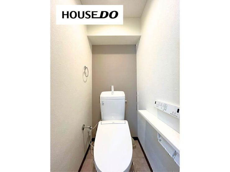 清潔感のあるトイレ空間。毎日気持ちよく使えるよう、すっきり整えられています。