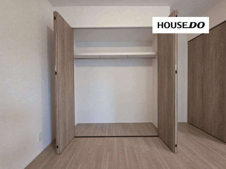 衣類をしっかり掛けて収納できるクローゼット付き。お部屋にタンスを置く必要が減り、居住空間を広く使いやすいのが魅力です。