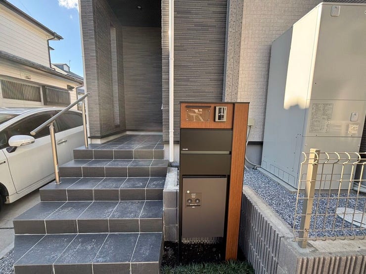 玄関:宅配ボックスがついているのもうれしいポイントですね。
※同社施工例