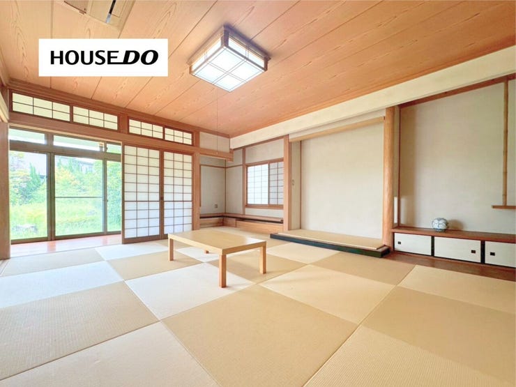 本格的な和の趣を感じられる和室。くつろぎの時間をゆったり楽しめる空間です。
※掲載写真はAI加工により残置物を消去しております。現況と異なる場合は現況を優先します。