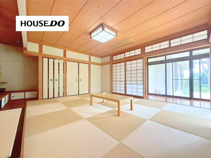 本格的な和の趣を感じられる和室。くつろぎの時間をゆったり楽しめる空間です。
※掲載写真はAI加工により残置物を消去しております。現況と異なる場合は現況を優先します。