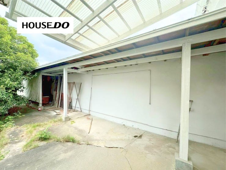 雨の日にも活用しやすい屋根付きの屋外スペース。自転車置場やDIY、アウトドア用品の保管など多目的に使えます。
※掲載写真はAI加工により残置物を消去しております。現況と異なる場合は現況を優先します。