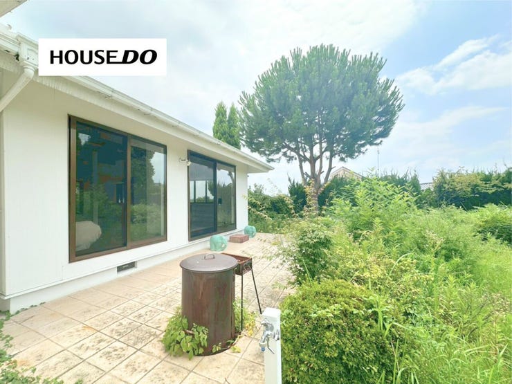 豊かな緑に囲まれた庭とテラススペース。ガーデニングや家庭菜園、休日のくつろぎ空間として楽しめます。