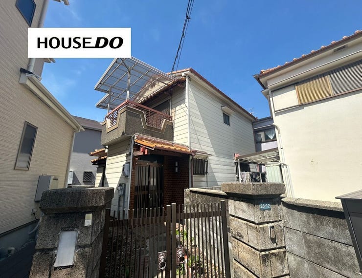 【外観】
門扉のある落ち着いた佇まいが印象的な一戸建て。帰るたびほっとできる雰囲気があります。