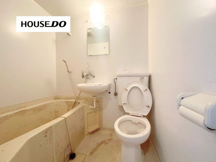 浴室とトイレを同室にまとめたシンプルな水回り。事務所や店舗利用時のスタッフ用設備としても活用しやすく、機能性を重視した使い勝手の良い空間です。