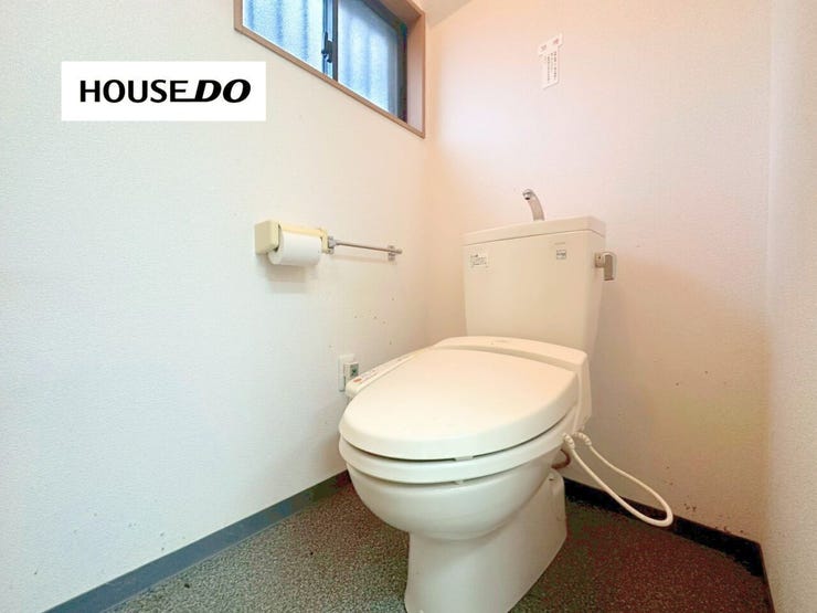 窓付きで換気も良好なトイレ空間。事務所や店舗利用時にも使いやすく、清潔感のあるシンプルなデザイン。住居兼事務所としての使い勝手を高める設備が整っています。