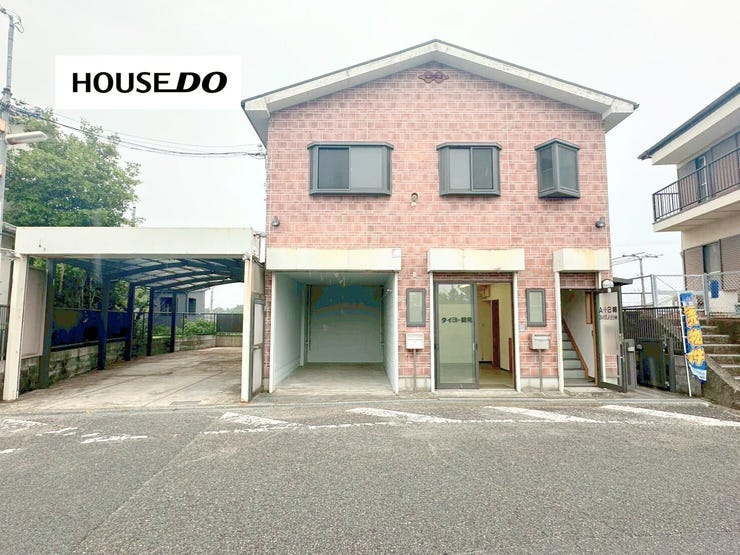 【外観】
敷地ゆったり、駐車3台以上可能!シャッター付車庫を備えた鉄骨造住宅。住居としてはもちろん、事務所や店舗兼用としても活用できる多用途な一邸です。空家につき即ご内覧可能!