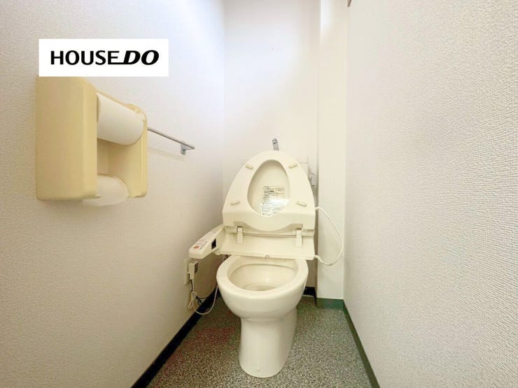 シンプルで使いやすいトイレ空間。事務所や店舗利用時にも便利で、来客時にも安心。住居部分と事業スペースを分けて使いやすい、機能性に優れた設備が整っています。