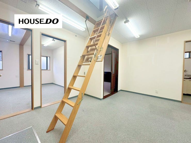 屋根裏収納付きで収納力も魅力。ゆとりある空間は事務所や応接室など多目的に活用でき、住居兼事務所をお考えの方にもおすすめ。用途に合わせて柔軟に使える機能的なレイアウトです。