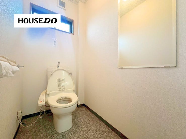 窓付きで明るく換気もしやすいトイレ空間。清潔感のある設備で、住居としてはもちろん事務所や店舗利用時にも快適。来客時にも安心してお使いいただける使い勝手の良い空間です。