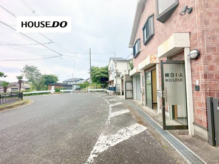 前面道路約8mの開放感あふれる角地のような立地。駐車3台以上可能な鉄骨造住宅で、住居兼事務所や店舗利用にもおすすめです。落ち着いた住環境と視認性の良さを兼ね備えた、多用途に活躍する一邸です。