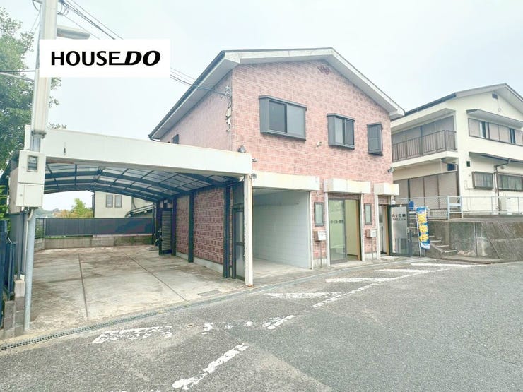 シャッター付車庫を備えた平成16年築の鉄骨造住宅です。住居としてはもちろん、事務所や店舗兼用としても活用可能。前面道路も広く、開放感あふれる北春日丘の閑静な住宅街に佇む一邸。