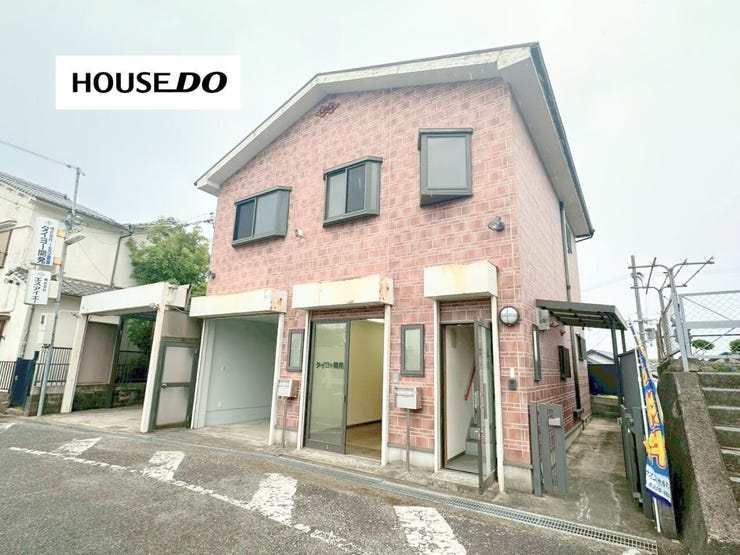 住居兼事務所をお探しの方におすすめ!駐車3台以上可能な鉄骨造住宅。約11帖の事務所スペースを備え、店舗利用にも対応可能。シャッター付車庫や屋根裏収納もあり、事業と暮らしを両立できる一邸です。