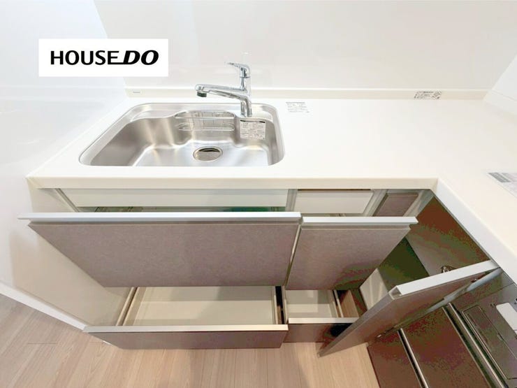 シンク下までしっかり収納できる使いやすいキッチン。調理器具や日用品をすっきり片付けられ、生活感を抑えた空間に。