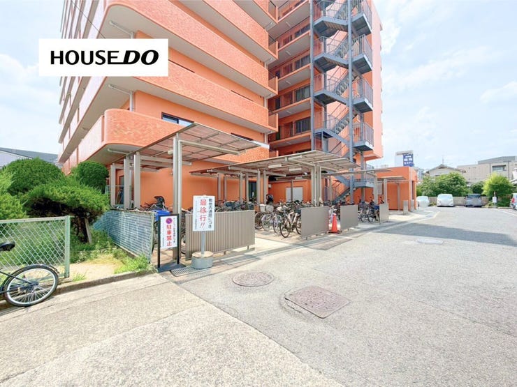 屋根付き駐輪場があり、自転車利用の多い方にも便利。駅徒歩3分の立地と合わせて、通勤・通学・お買い物も快適です。