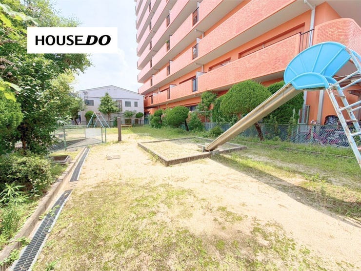 敷地内に遊具スペースがあり、お子さまの外遊びにも嬉しい住環境。ちょっとした気分転換や親子時間にも使いやすい共用スペースです。