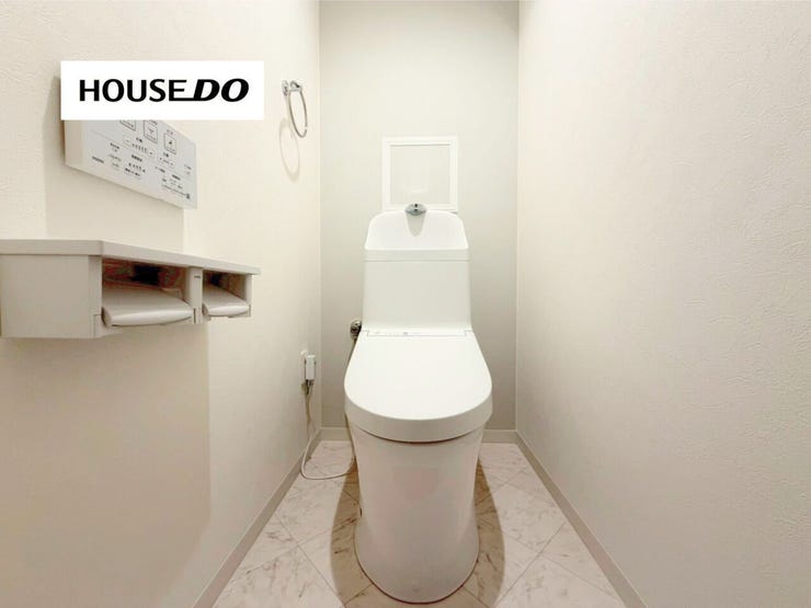 清潔感のあるすっきりとしたトイレ空間。手元で操作しやすいリモコン付きで、毎日快適に使える落ち着いた水回りです。