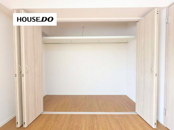 横幅と奥行きのある大型クローゼット。衣類はもちろん、布団や季節用品などもまとめて収納できます