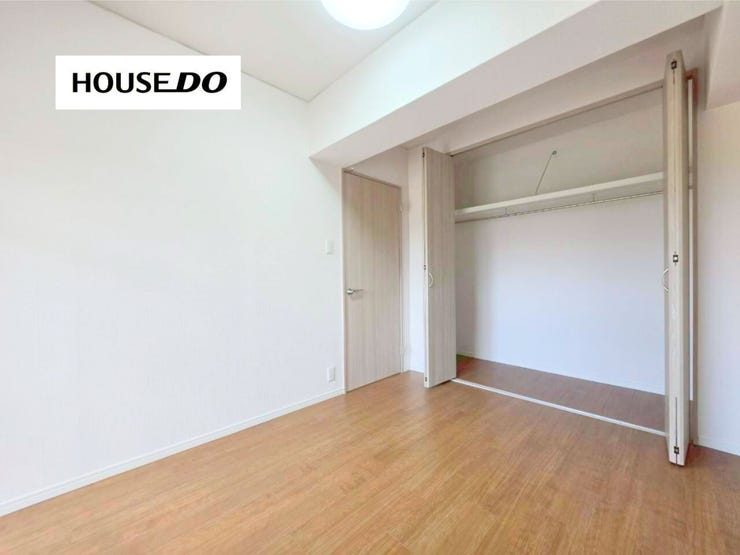 洋服を掛けて収納できるハンガーパイプと枕棚付き。居住空間を広く、すっきり保てます。