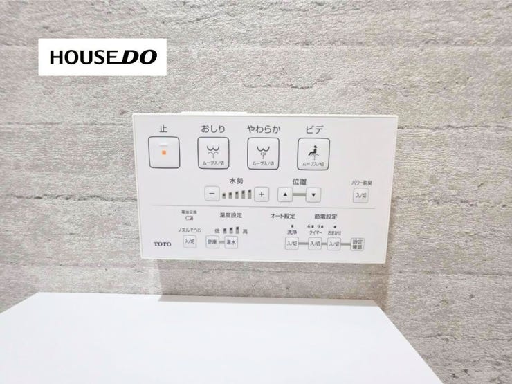温水洗浄や便座温度、水勢などを調節できる壁付けリモコン。操作しやすく、毎日快適にお使いいただけます。