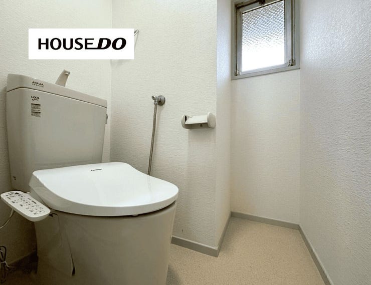 窓付きで換気しやすく、明るさも感じられるトイレ空間。シンプルで清潔感のある仕上がりです。