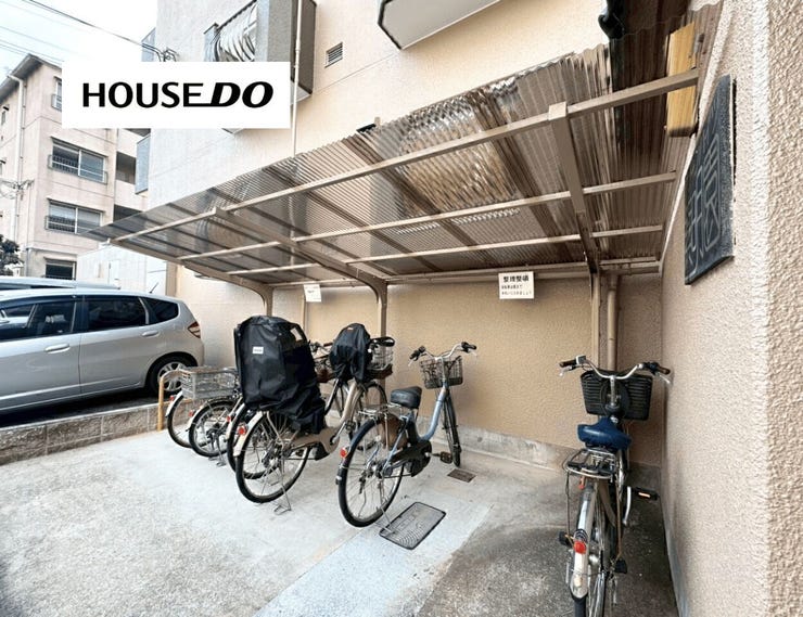 屋根付きの駐輪場があるので、自転車移動が多い方にも便利。毎日の通勤・通学やお買い物もスムーズにこなせそうです。