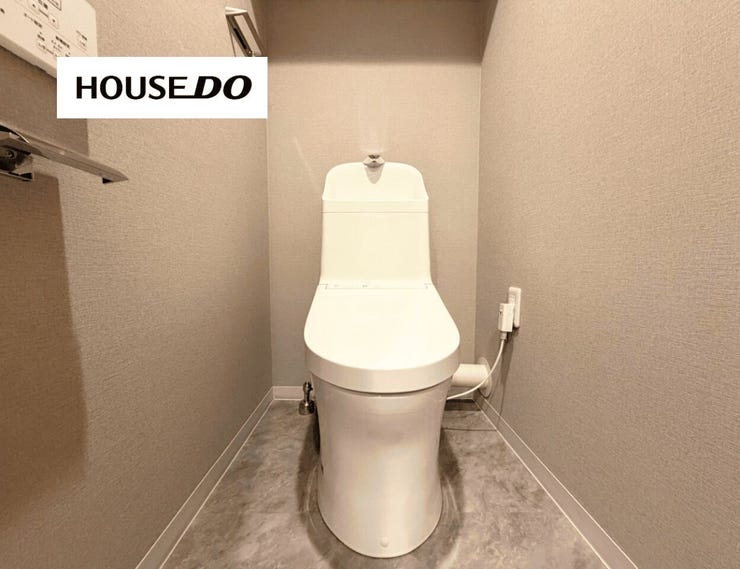 温水洗浄便座付きのトイレを新調。落ち着いた色合いの内装で、清潔感のある空間です。