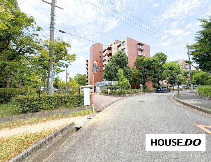 【外観】
敷地内や周辺には緑が多く、落ち着いた住環境。ゆとりある団地内で、子育て世帯にもおすすめです。