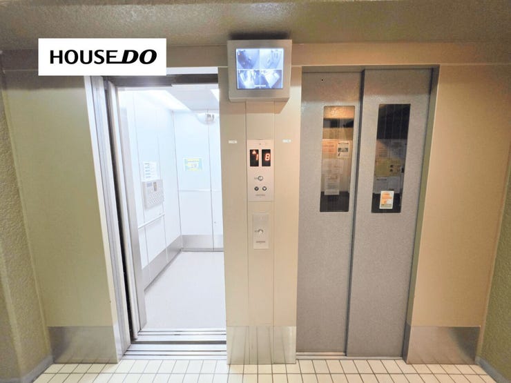 エレベーターを複数基備えており、朝の通勤・通学時間帯もスムーズに移動しやすい共用設備です