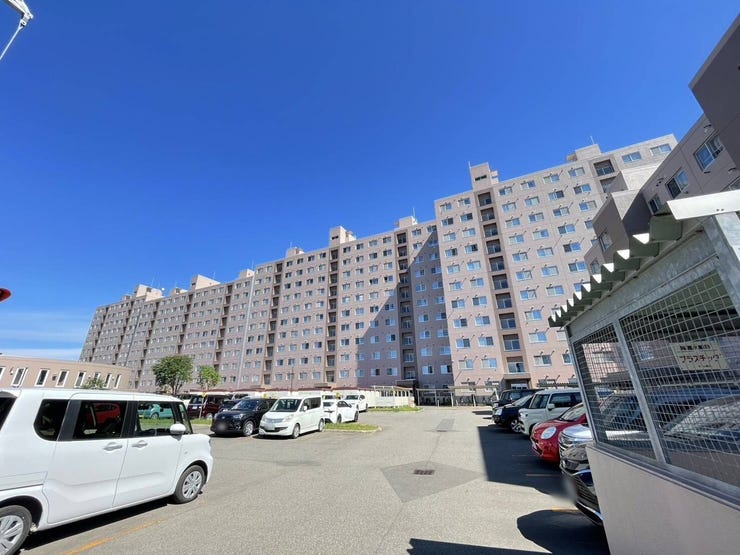 【外観】
《外観写真》
地下鉄東西線「東札幌」駅 徒歩15分!
「ラソラ札幌」 徒歩9分!
お買い物がしやすく暮らしに便利なマンションです。