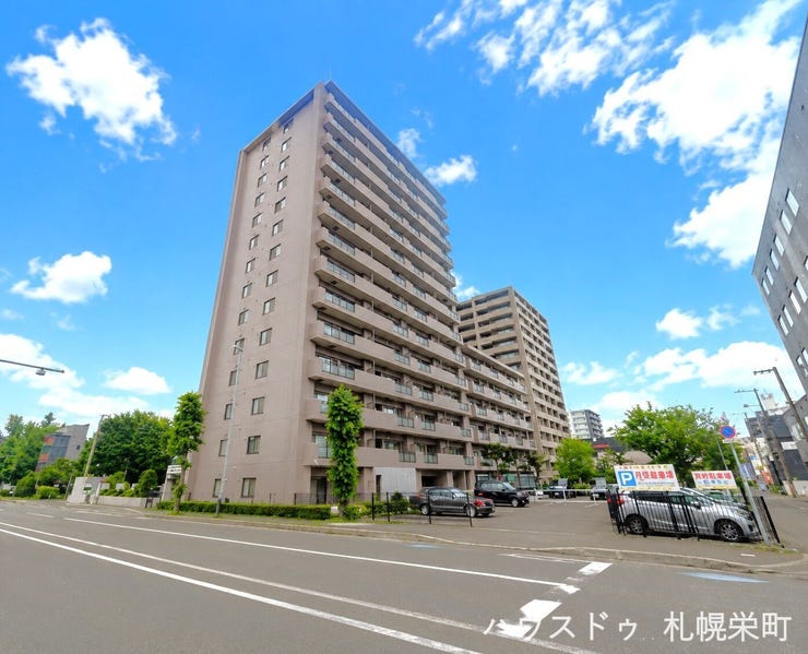 【外観】
札幌市電「行啓通」駅まで徒歩8分の好立地に佇む、南向き3LDK。75㎡超のゆとりある間取りに、収納豊富な住空間が魅力です。オートロックや宅配BOXなど設備も充実。暮らしやすさをぜひ現地でご確認下さい♪