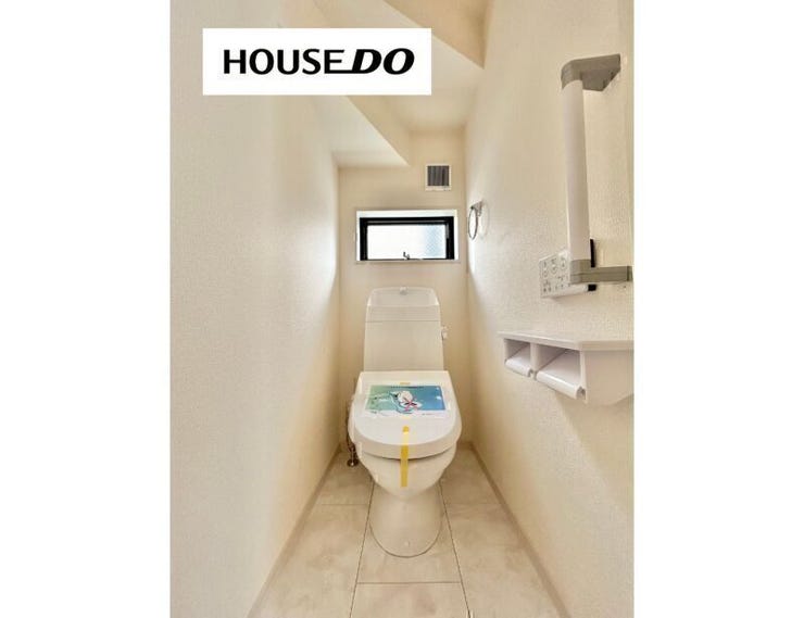 小窓付きで明るく清潔感のあるトイレ空間。
毎日使う場所だからこそ、気持ちよく過ごせます。
