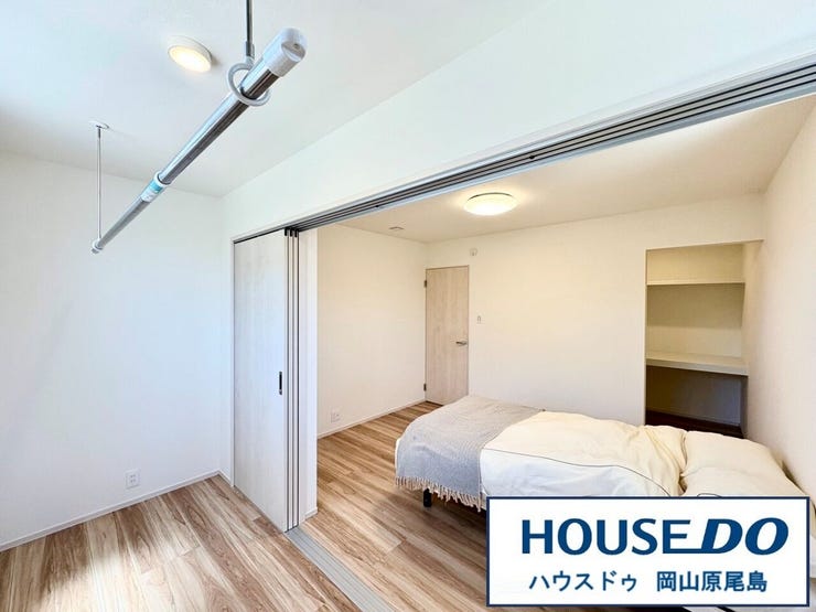 サンルームと繋がるお部屋ですのでお布団などの大きな洗濯物もそのまま干してフカフカに♪