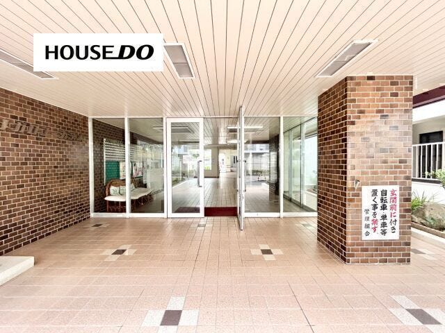 明るいエントランス。手入れの行き届いた共用部が、管理体制の良さを感じさせます。