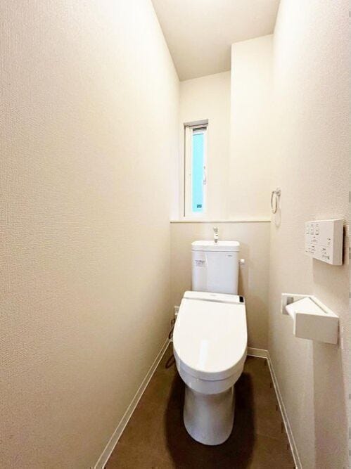 窓のあるトイレで自然換気が可能!