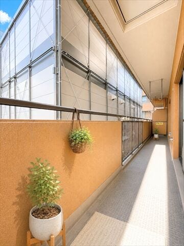 青空を感じる開放的なバルコニー。
ちょっとした外時間も楽しめる空間です。
※実際の写真に家具や調度品をCG合成したものです。
家具等は販売に含まれておりません。