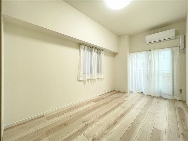 やさしい光に包まれる洋室。
心地よい毎日を過ごせる空間です。